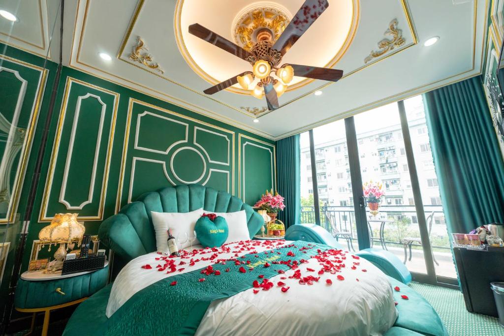 Postel nebo postele na pokoji v ubytování King's Hotel Linh Đàm 2