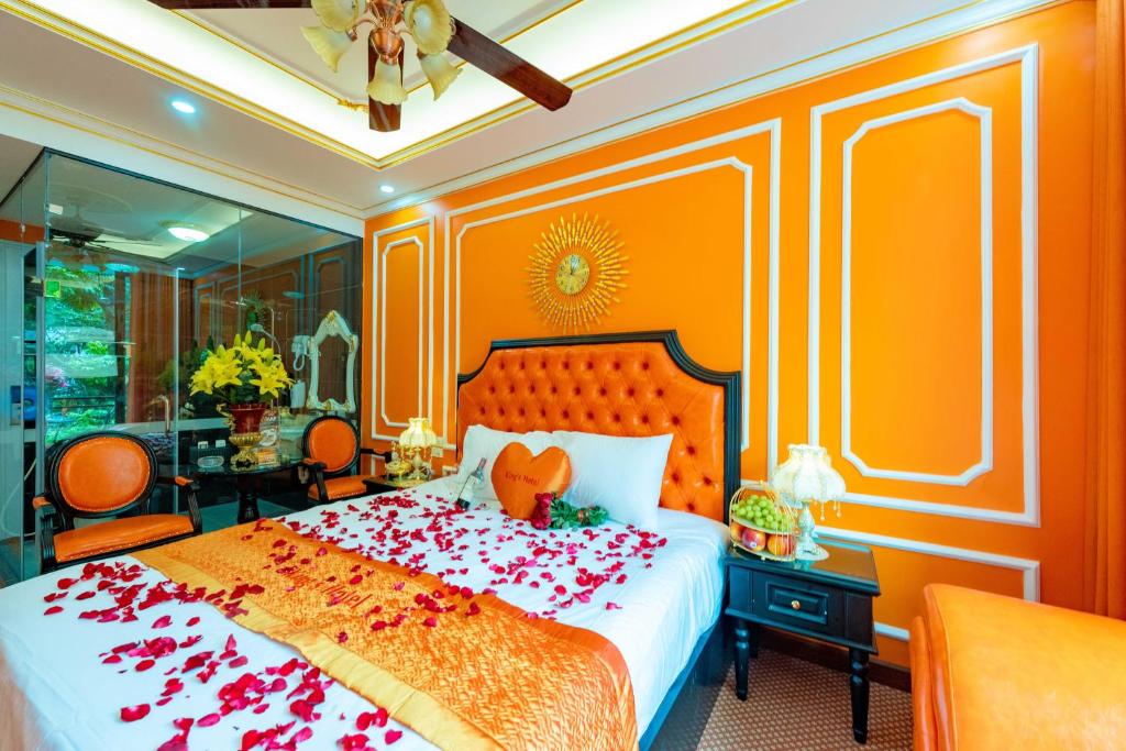Postel nebo postele na pokoji v ubytování King's Hotel Linh Đàm 2