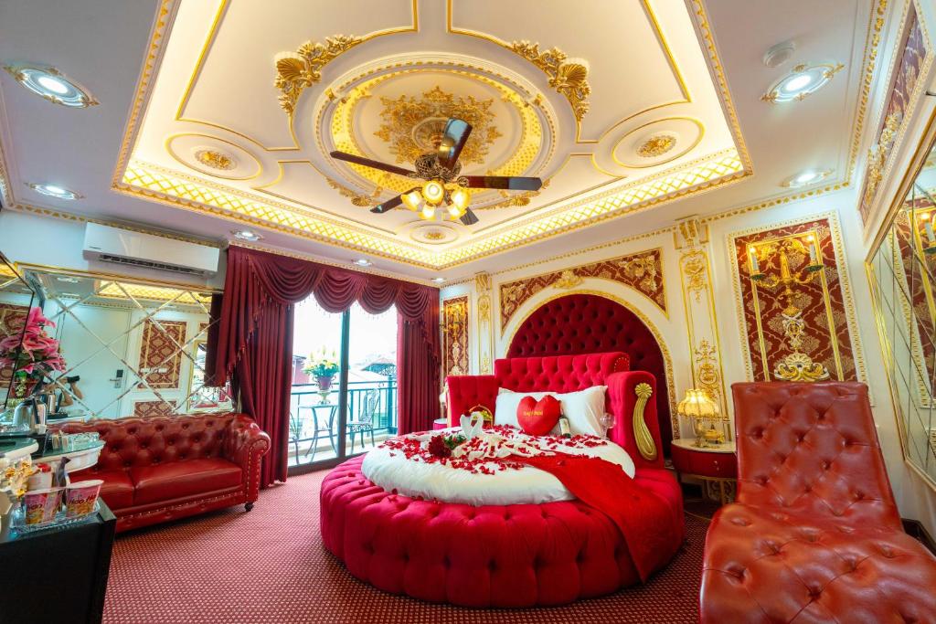 Postel nebo postele na pokoji v ubytování King's Hotel Linh Đàm 2
