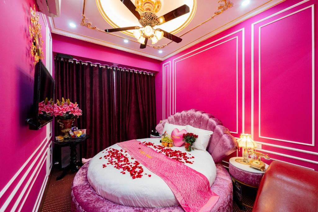 Postel nebo postele na pokoji v ubytování King's Hotel Linh Đàm 2