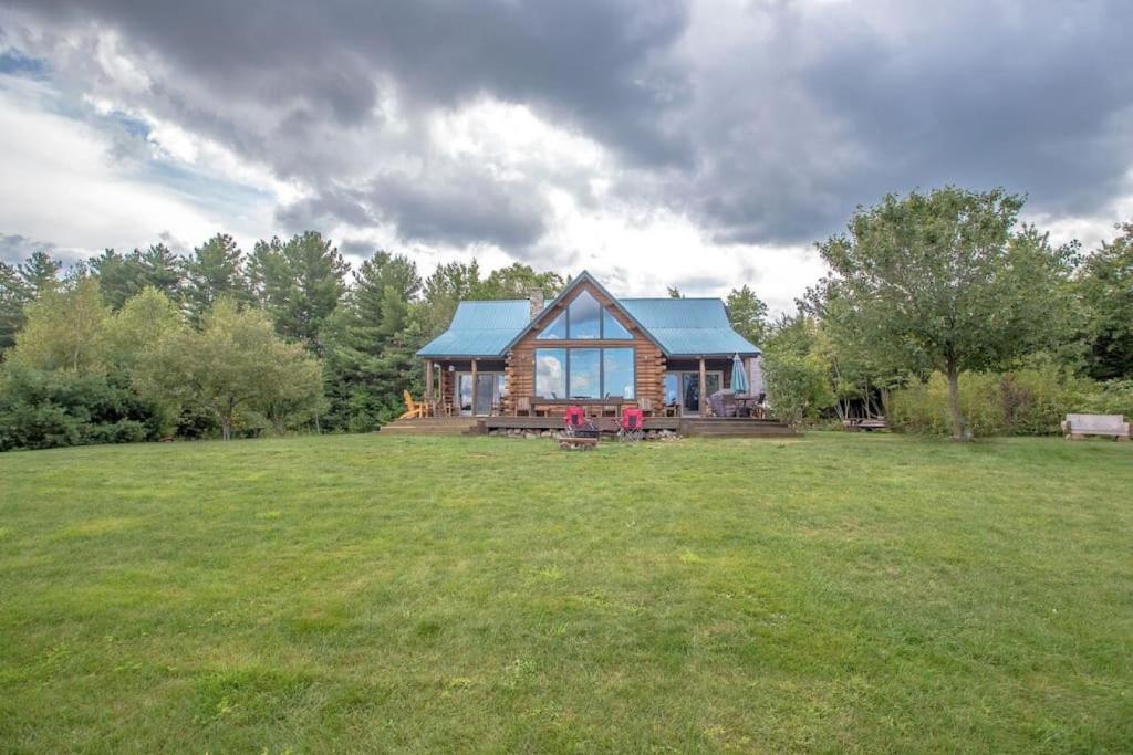 a house in a field with a large yard at Big Sky Mountain Estate in Brownfield