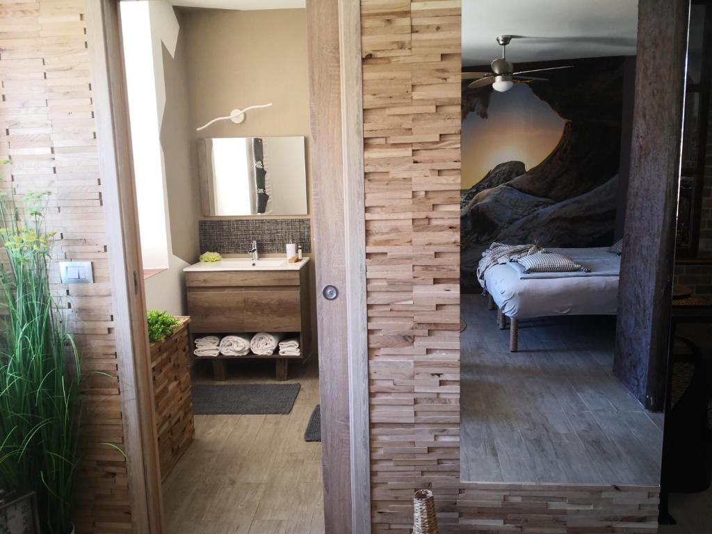 y baño con lavabo y espejo. en appartment & rooms SecondoPiano, en Cividale del Friuli