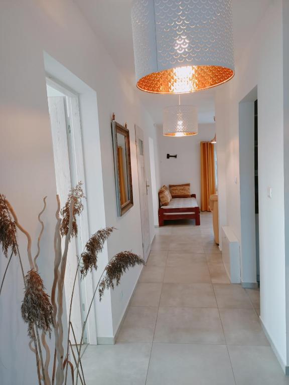 Posteľ alebo postele v izbe v ubytovaní Apartament nad jeziorem, Kamień.