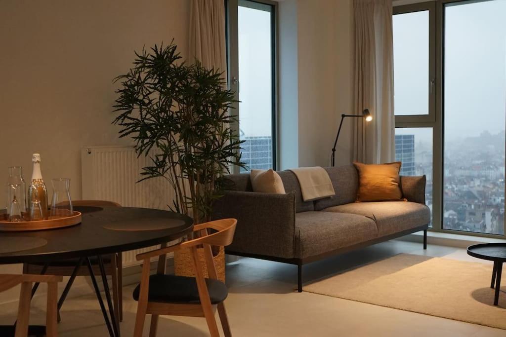 ein Wohnzimmer mit einem Sofa und einem Tisch in der Unterkunft Luxurious Appartment on Eilandje in Antwerpen