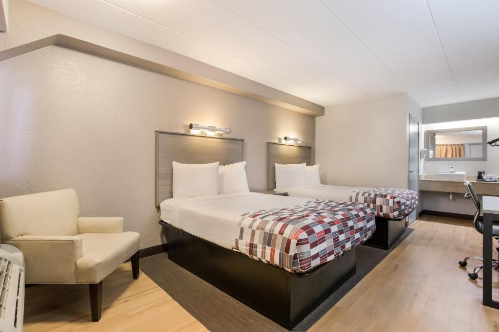 Un pat sau paturi într-o cameră la Red Roof Inn Princeton - Ewing