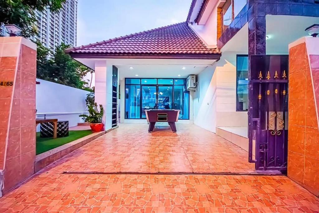 een huis met een binnenplaats met een tafel erin bij like in heaven poolvilla in Pattaya South