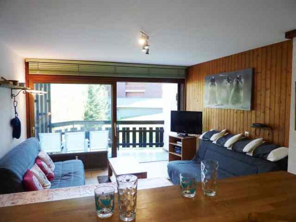 salon z kanapą i stołem w obiekcie Appartement Morzine, 2 pièces, 6 personnes - FR-1-524-20 w mieście Morzine