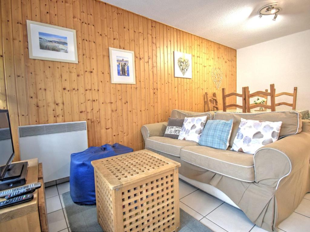 un salon avec un canapé et une table dans l'établissement Appartement 2 pièces à Morzine, centre-ville, proche pistes, balcon sud, parking couvert, 6 couchages - FR-1-524-41, à Morzine