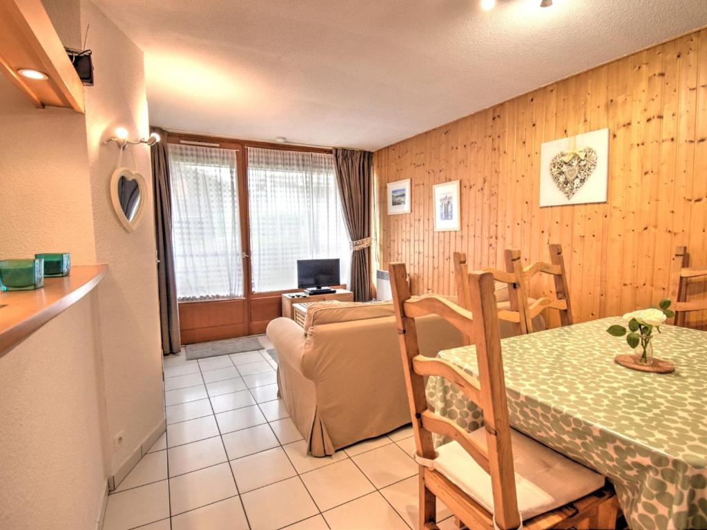 a kitchen and dining room with a table and a couch at Appartement Morzine, 2 pièces, 6 personnes - FR-1-524-41 in Morzine