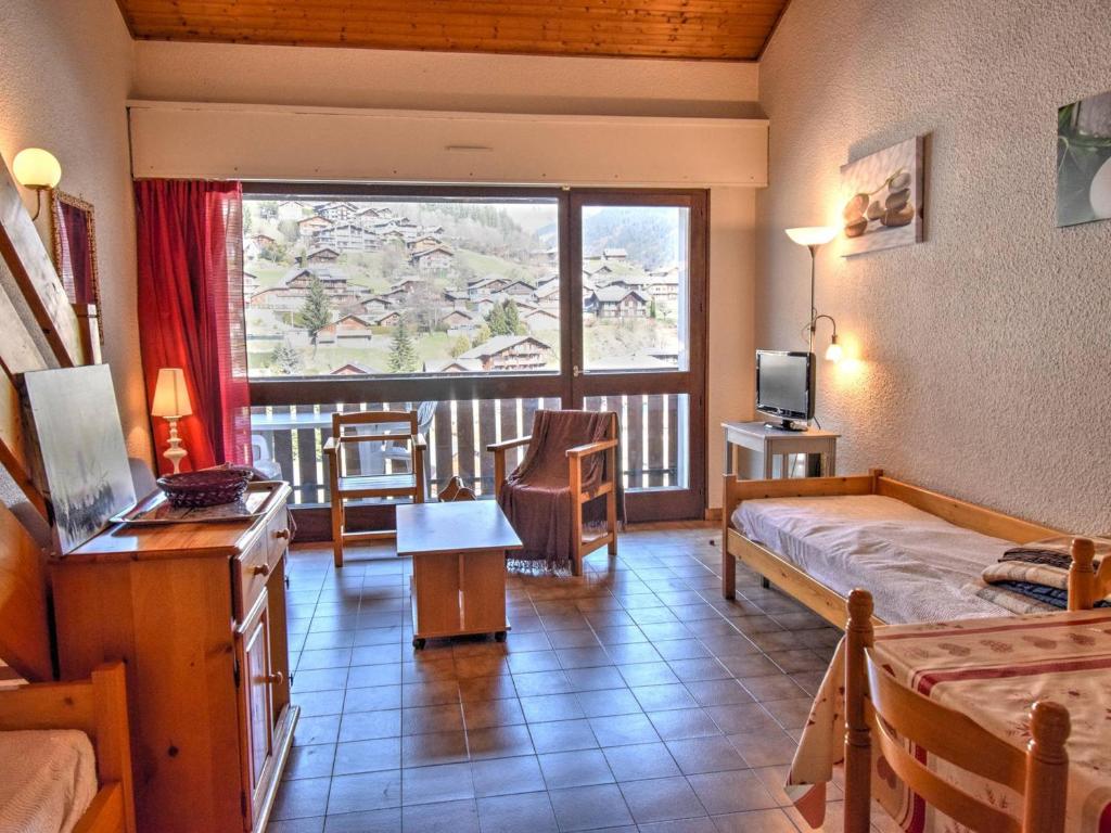 une chambre d'hôtel avec un lit et une grande fenêtre dans l'établissement Studio cosy avec mezzanine, centre de Morzine, proche pistes, parking couvert - FR-1-524-52, à Morzine