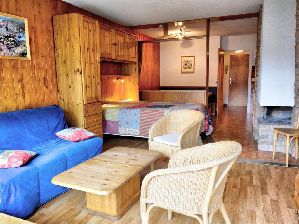 een woonkamer met een bank, een tafel en een bed bij Studio Morzine, 1 pièce, 4 personnes - FR-1-524-69 in Morzine