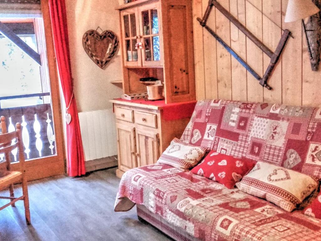 une chambre avec un lit avec des oreillers dessus dans l'établissement Charmant studio rénové avec mezzanine, balcon et parking au pied du téléphérique de Nyon - FR-1-524-86, à Morzine