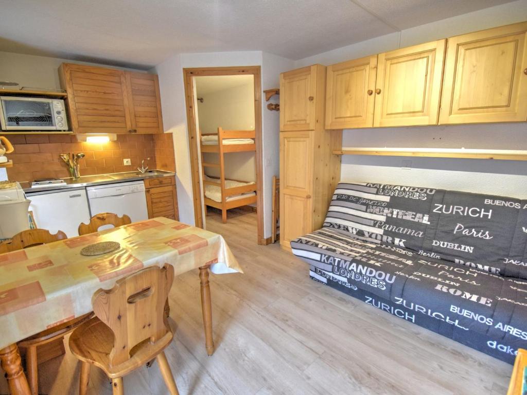 Cette chambre comprend une cuisine et une table avec un lit. dans l'établissement Studio rénové près du centre de Morzine, idéal pour 4 personnes avec terrasse et parking - FR-1-524-83, à Morzine