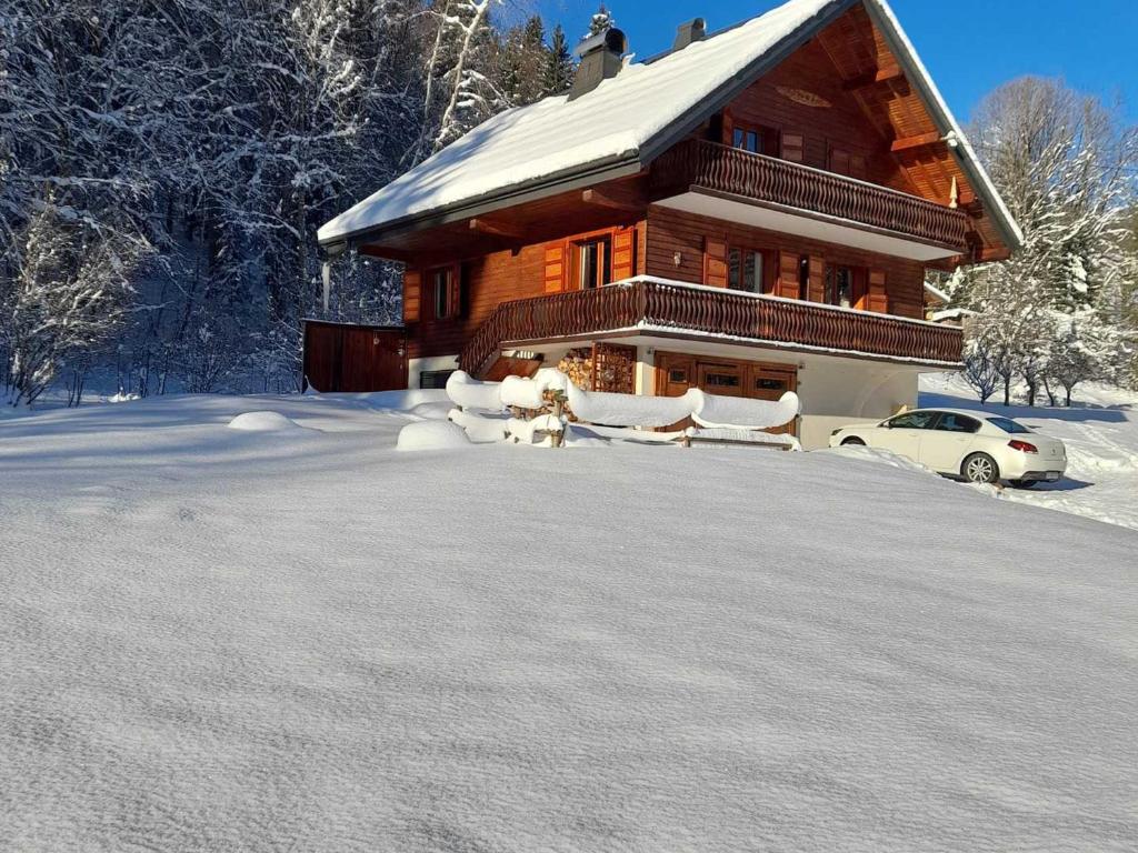 アボンダンスにあるChalet calme avec cheminée, 4 chambres, idéal famille - FR-1-692-21の車を前に置いた雪のログキャビン