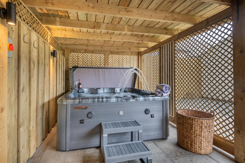 eine kleine Außenküche in einem winzigen Haus in der Unterkunft The Bolt Hole -Luxury 3 bed cottage with hot tub! Silverdale in Silverdale