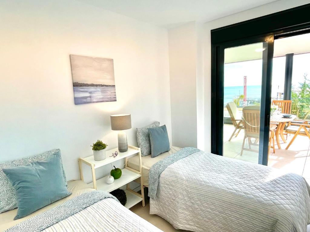 2 Betten in einem Schlafzimmer mit Meerblick in der Unterkunft Luxury 3 Bedroom Apartment 300m from the Beach in Fuengirola