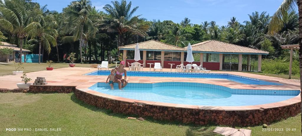 uma piscina num quintal com uma casa em Eco Pousada côco dendê em Itacimirim
