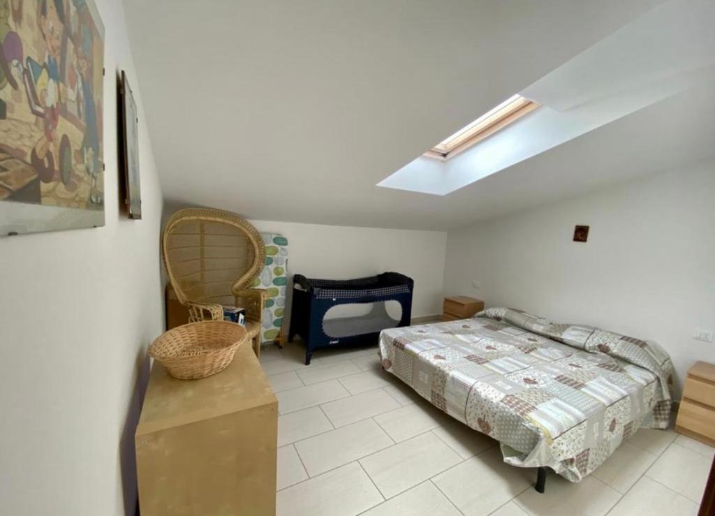 - une chambre avec un lit et une chaise dans l'établissement TORTORETO LIDO - Vista Mare-appartamento a mt100 dal mare, à Tortoreto Lido