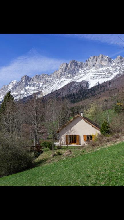 une maison en face d'une montagne enneigée dans l'établissement Le Cerf d'Argent, à Saint-Andéol