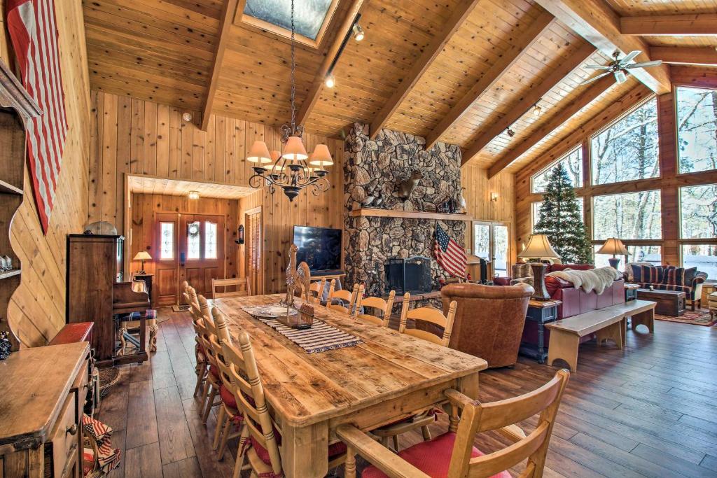 ein Esszimmer mit einem großen Holztisch in einer Hütte in der Unterkunft Pinetop Cabin with Private Patio on Eighth Green! in Indian Pine