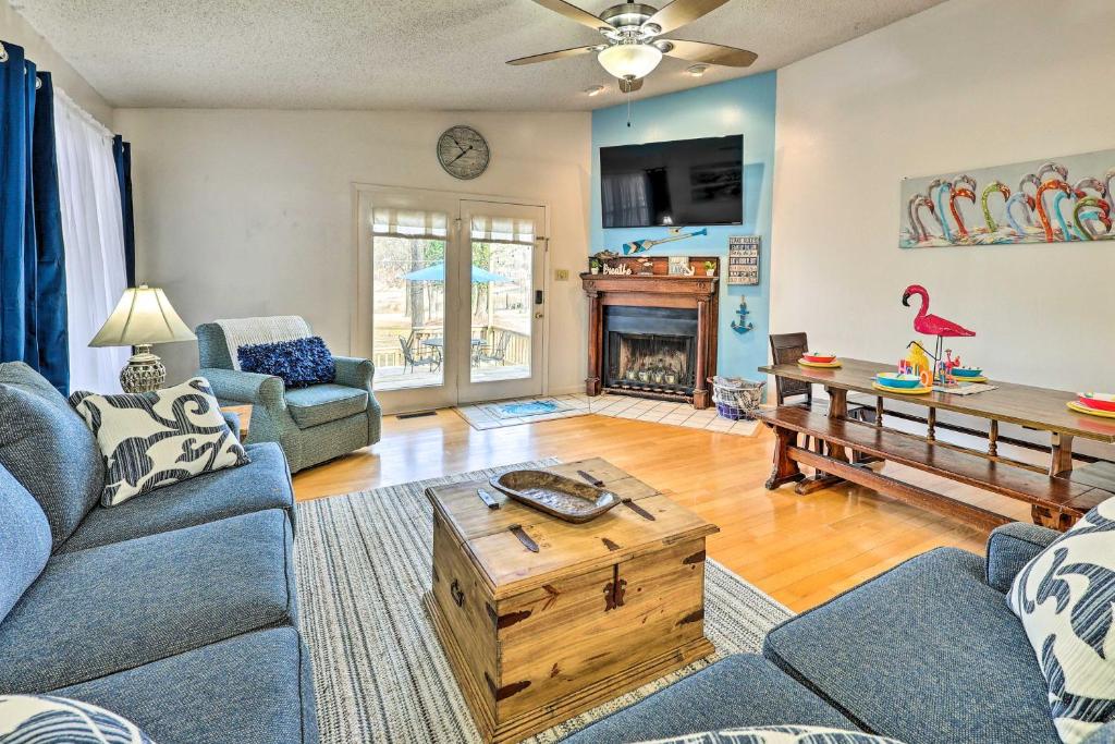 uma sala de estar com um sofá e uma mesa em Lakefront Hot Springs Home with Furnished Deck! em Hot Springs