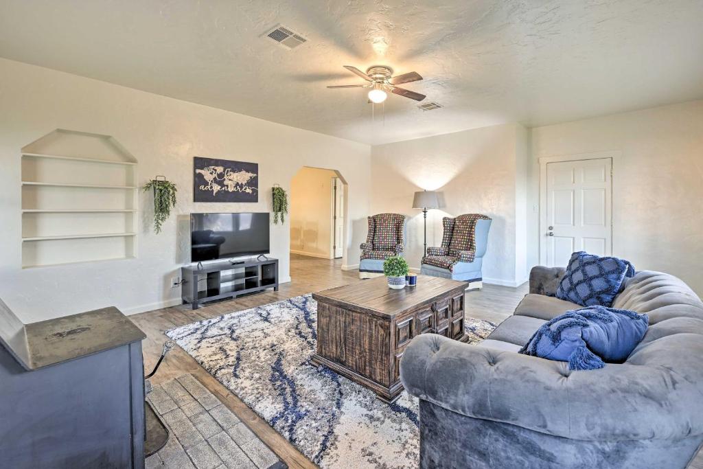 Visalia Home with Patio Less Than 8 Mi to Main St! (EE.UU. Visalia