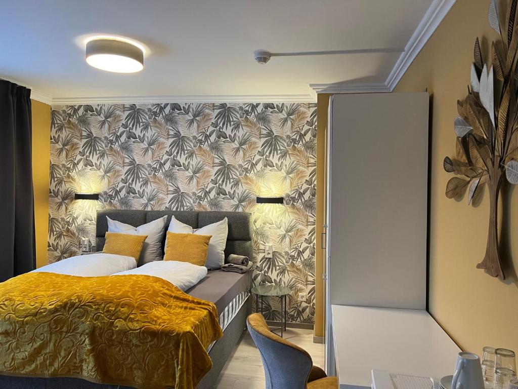 ein Schlafzimmer mit einem Bett und einem Wandbild in der Unterkunft Pension Ottenheide in Schloß Holte-Stukenbrock