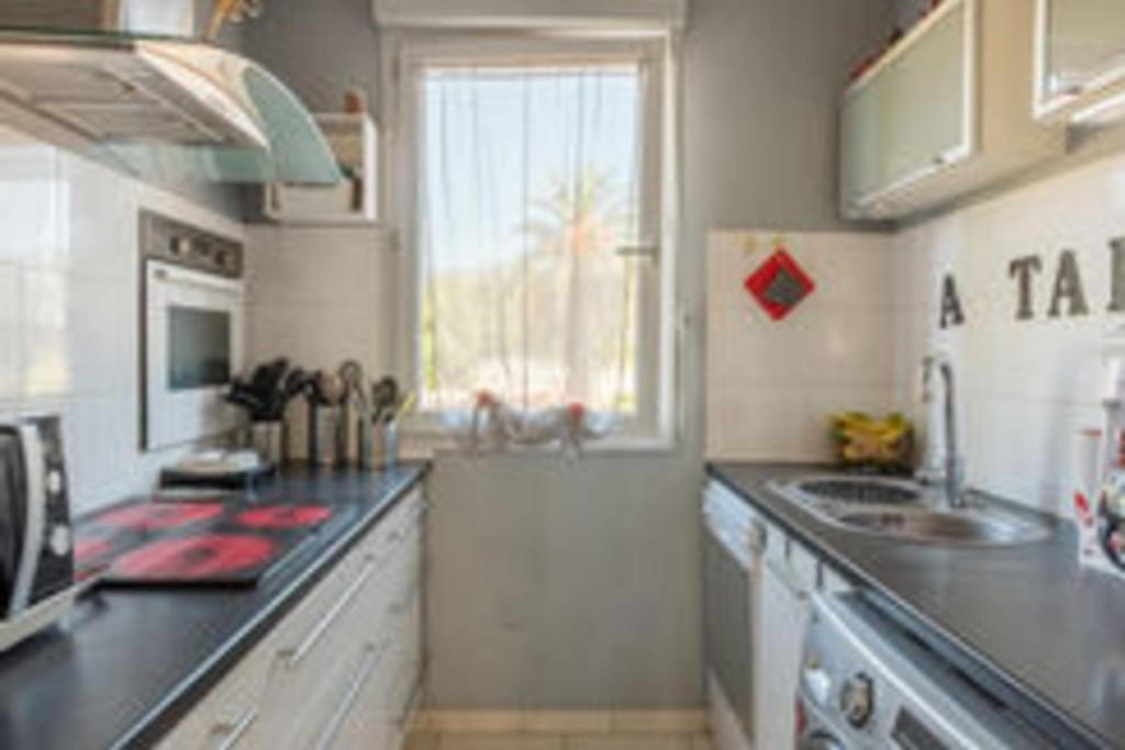 eine Küche mit einer Spüle und einer Arbeitsplatte in der Unterkunft Comfortable accommodation for 4 people in Toulon