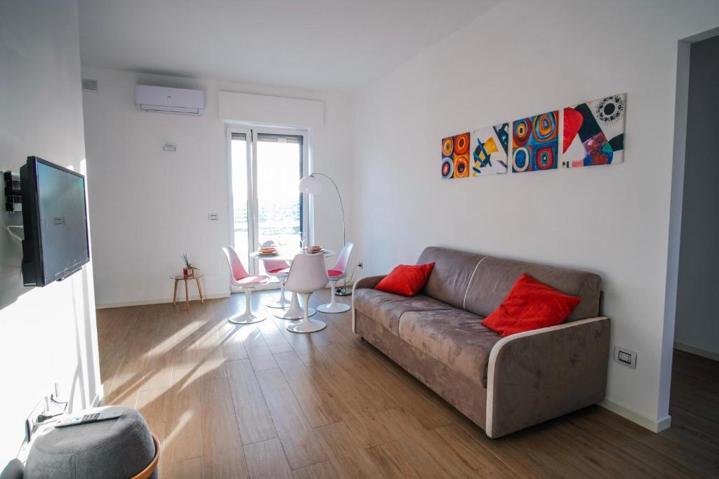 un soggiorno con divano e tavolo di Rossani Suites&Aparts a Bari