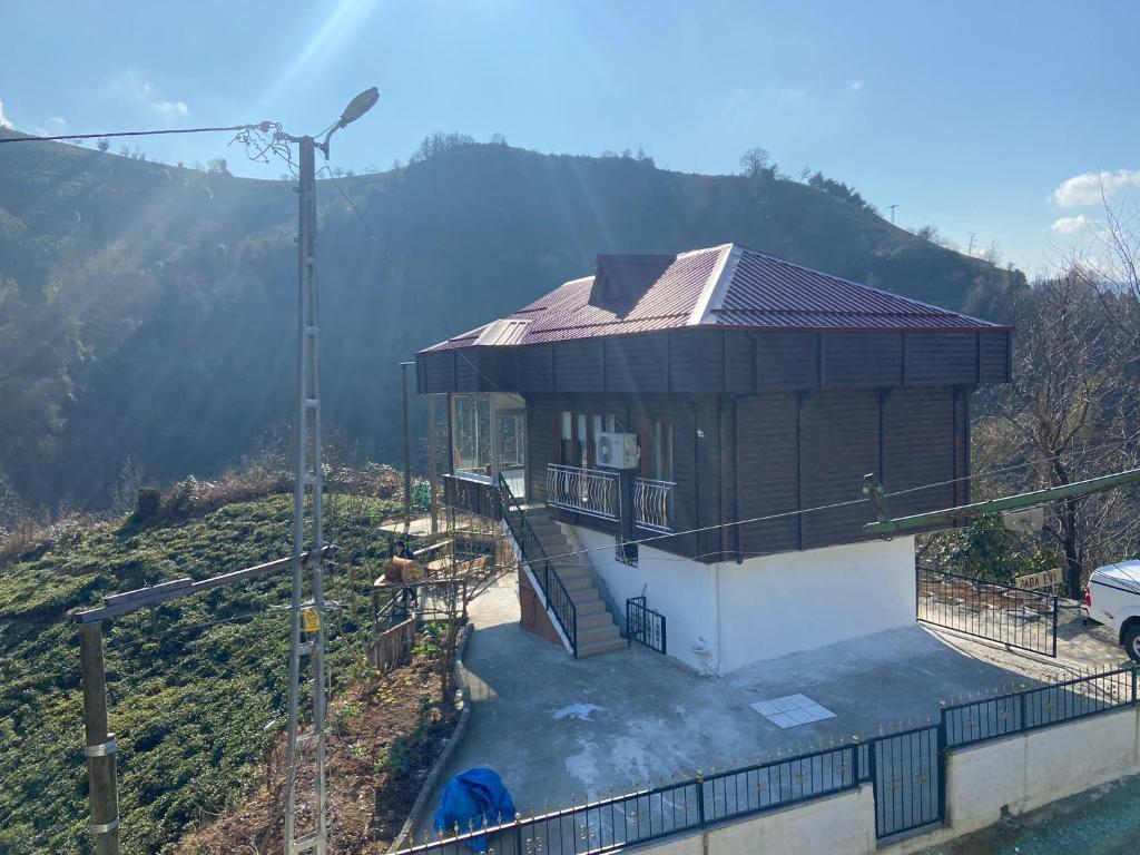 una pequeña casa en la cima de una colina en Doğa ile baş başa kalabileceğiniz, sakin kırevi en Rize