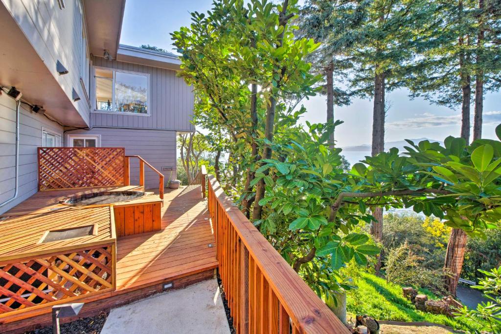 drewniany taras z ławką na boku domu w obiekcie Luxury Studio with Hot Tub and San Francisco Bay Views w mieście Point Richmond