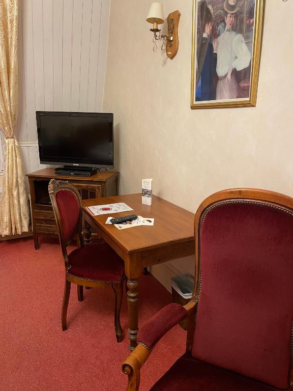 TV a/nebo společenská místnost v ubytování Hôtel Continental