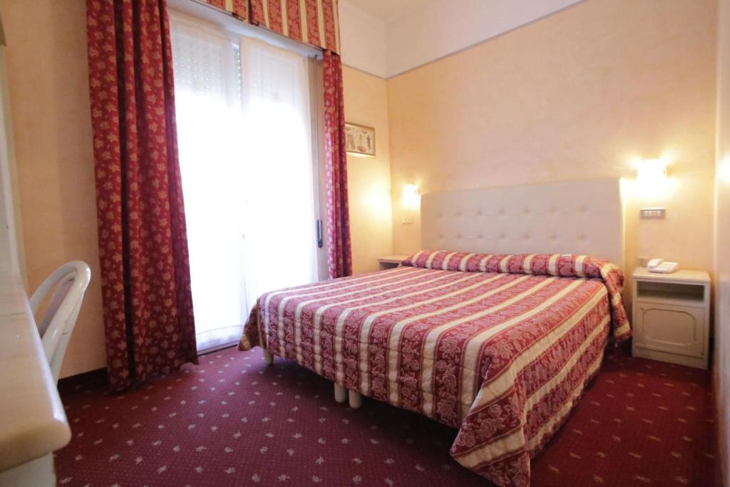 Postel nebo postele na pokoji v ubytování Hotel Vienna Ostenda e Ristorante il Danubio