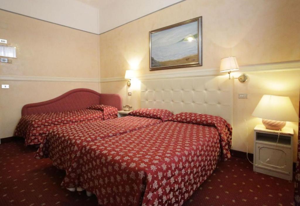 Postel nebo postele na pokoji v ubytování Hotel Vienna Ostenda e Ristorante il Danubio
