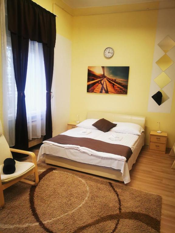 Postel nebo postele na pokoji v ubytování Baross-hat apartmanház
