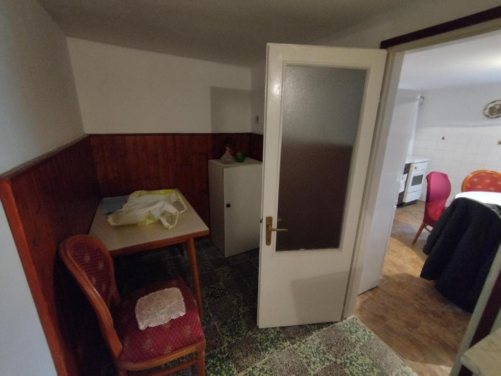Ein Badezimmer in der Unterkunft HeliVilla budget house