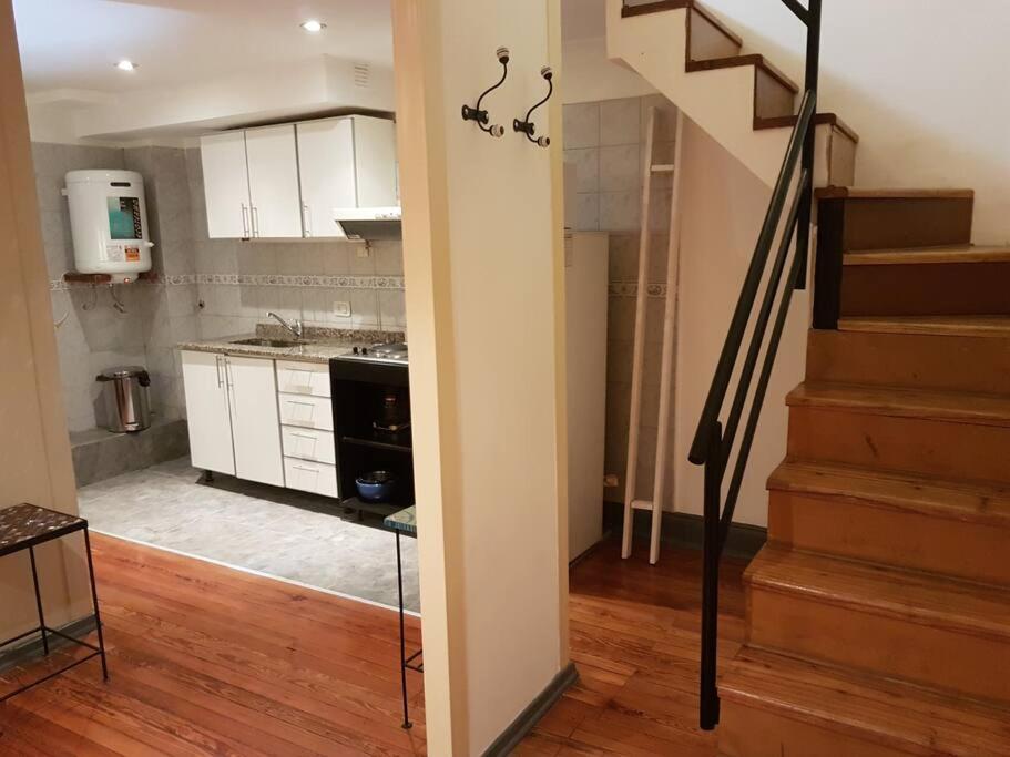 una cocina con una escalera que conduce a una sala de estar. en HIP YRI - DOWN TOWN-ELEGANTE LOFT-Duplex para 2 personas - LA PAGA DEBE SER A TRAVÉS DE PAYPAL Y POR ADELANTADO en Buenos Aires