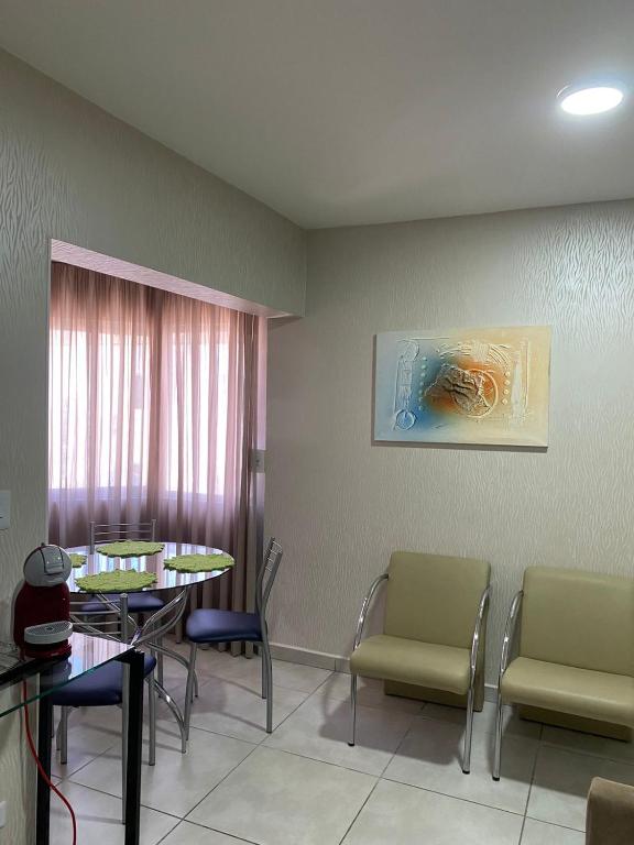 Ap flat central- ar, garagem e ótima localização - One-Bedroom Apartment