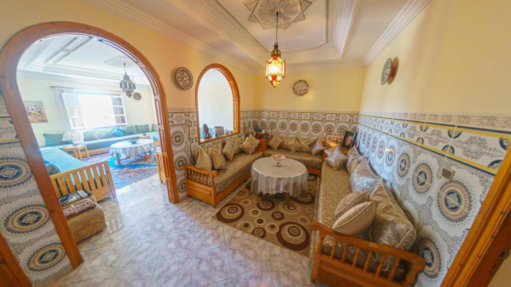 sala de estar con sofá y mesa en Abdessamad Appartement 1, en Essaouira
