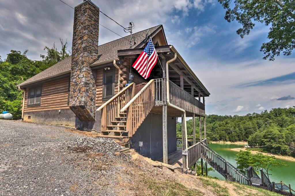 ein Haus mit einer Flagge auf der Seite in der Unterkunft Smoky's Lakeside Den in Sevierville