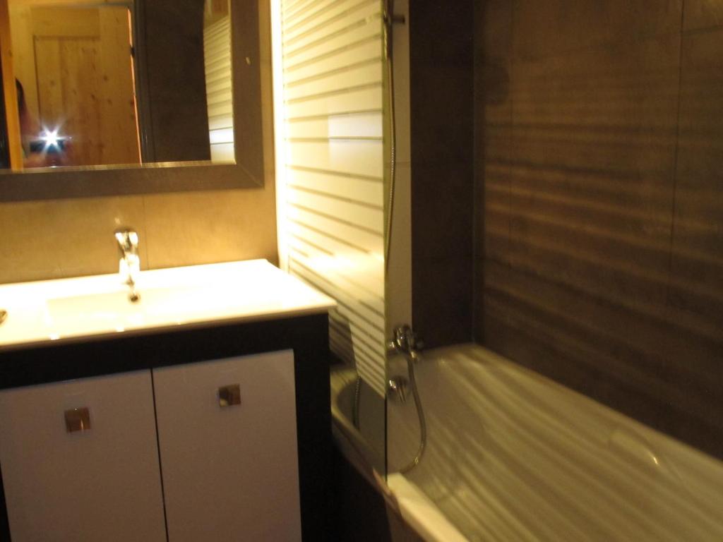 A bathroom at Appartement Avoriaz, 2 pi&egrave;ces, 5 personnes - FR-1-634-63