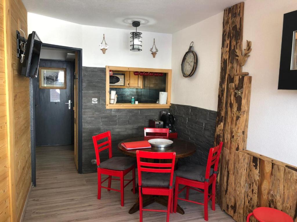 comedor con mesa y sillas rojas en Appartement Avoriaz, 2 pièces, 5 personnes - FR-1-634-75, en Morzine