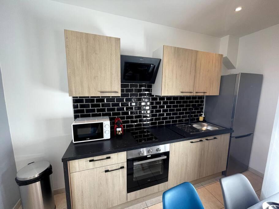 Kuchyňa alebo kuchynka v ubytovaní Appartement T2 pour 3 personnes