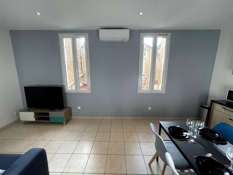 Televízia a/alebo spoločenská miestnosť v ubytovaní Appartement T2 pour 3 personnes