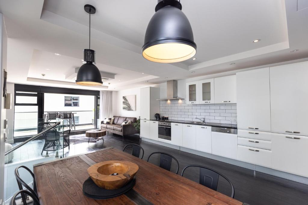 cocina y comedor con mesa de madera en Mount Views en Mount Maunganui