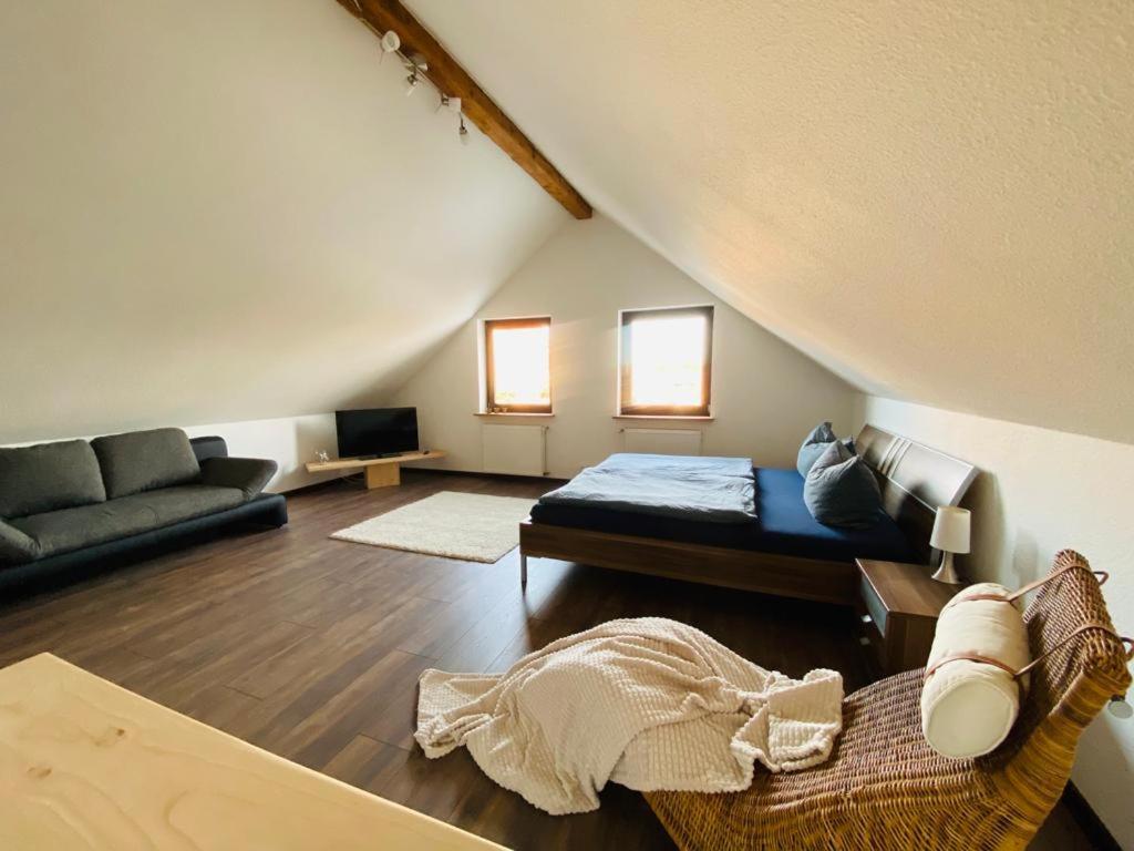 ein Wohnzimmer mit einem Bett und einem Sofa in der Unterkunft Ferienhaus Marie in Wernigerode