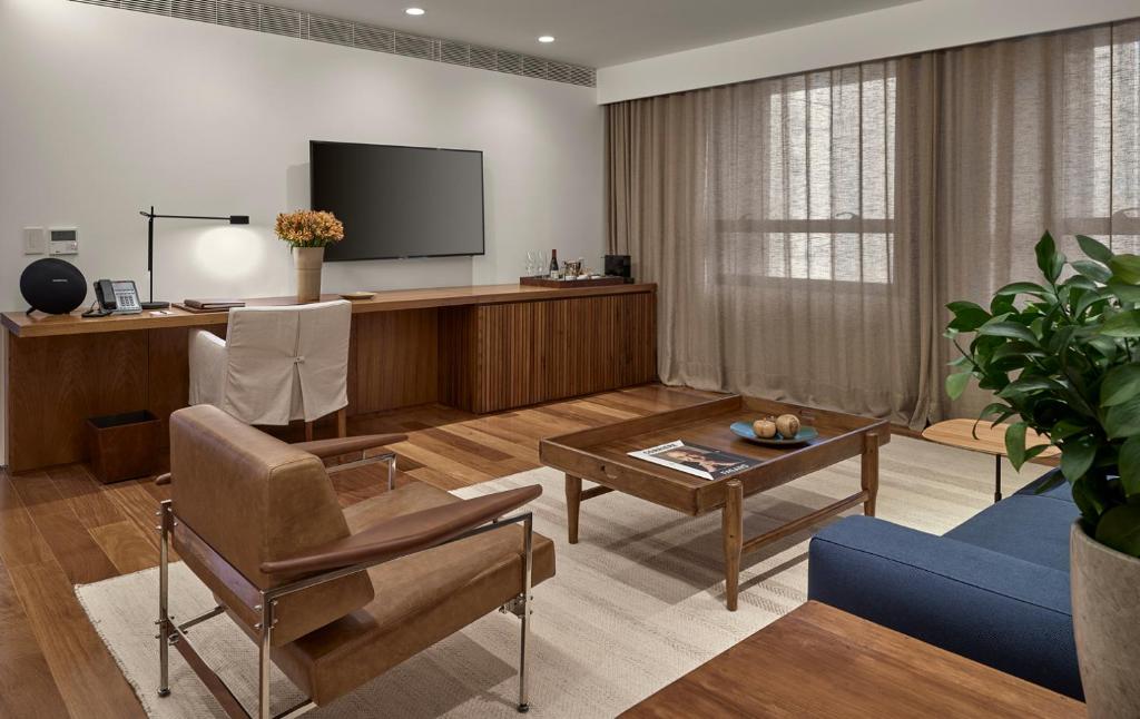 Uma TV ou centro de entretenimento em Hotel Fasano Belo Horizonte