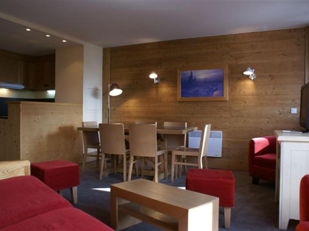 un salon avec une table et une salle à manger dans l'établissement Appartement confortable pour 8 pers., proche remontées mécaniques, 3 chambres, 3 balcons - FR-1-634-2, à Morzine