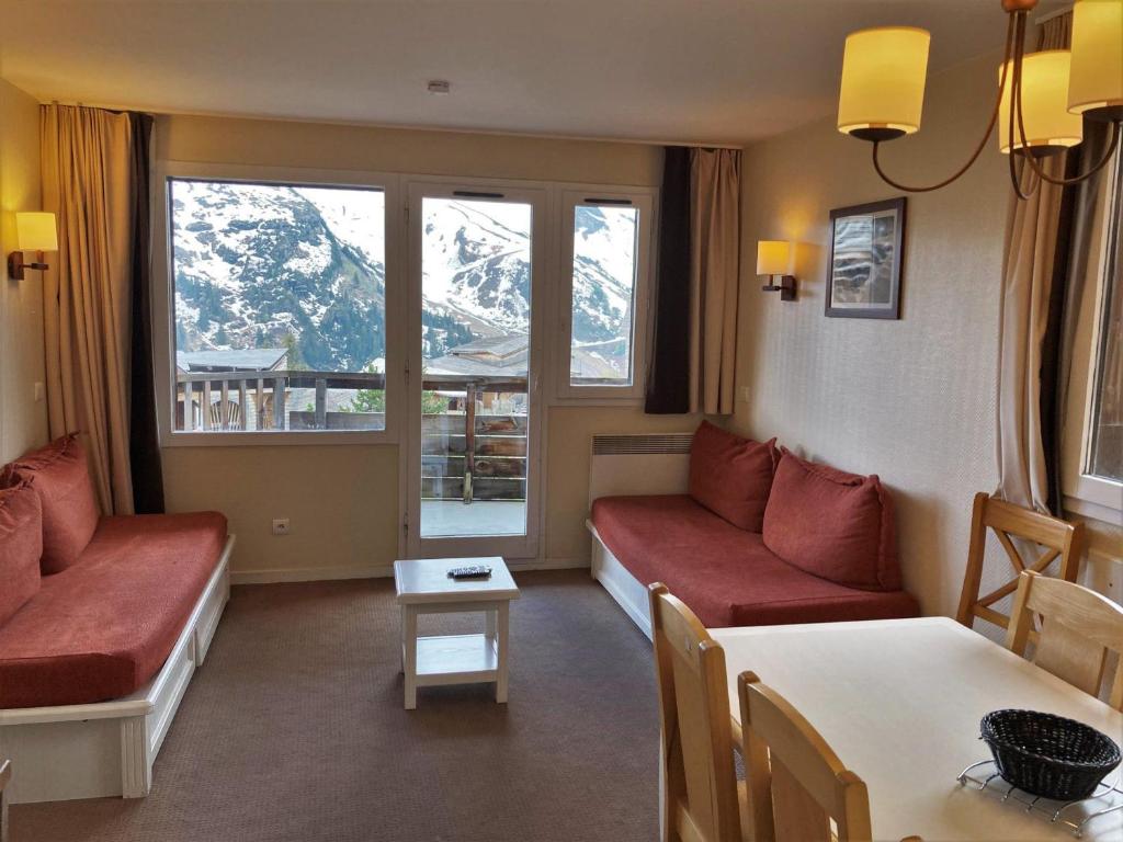 ein Wohnzimmer mit einem Sofa und einem Tisch in der Unterkunft Appartement Avoriaz, 3 pièces, 7 personnes - FR-1-634-4 in Avoriaz