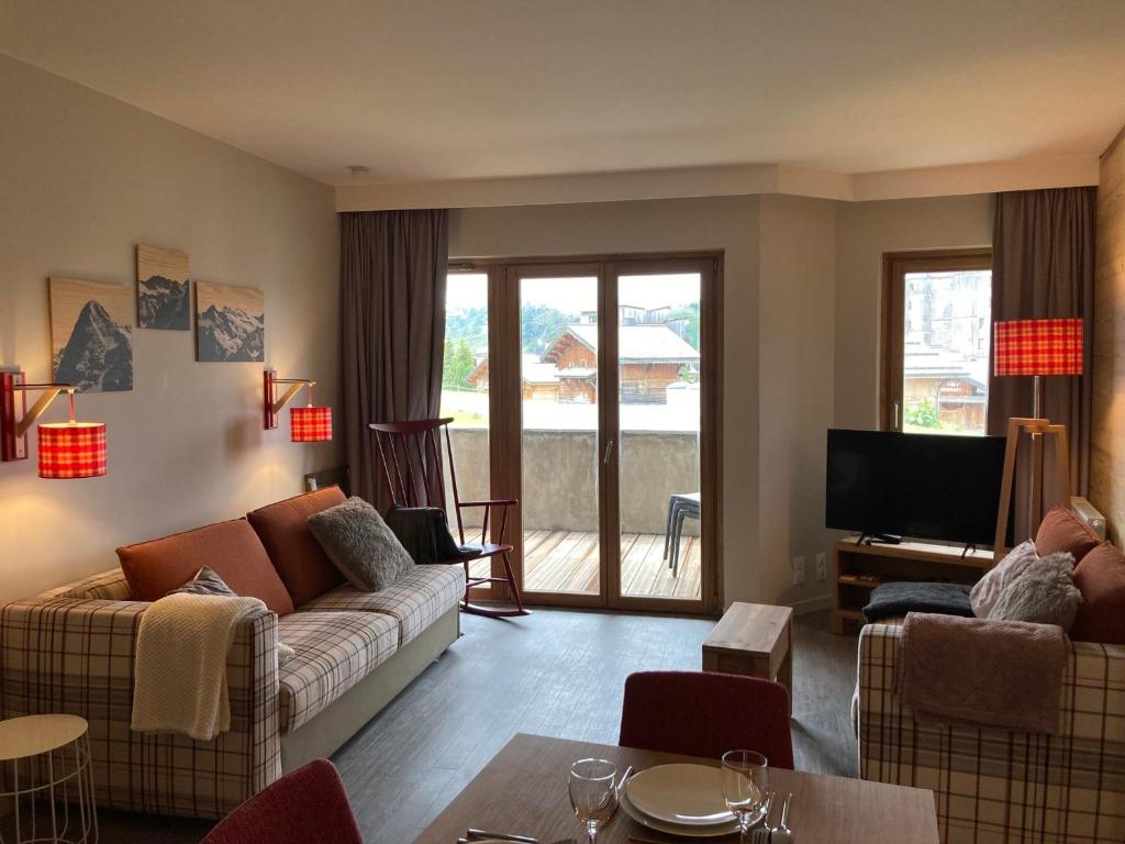 阿沃里亞茲的住宿－Appartement Avoriaz, 3 pièces, 7 personnes - FR-1-634-8，带沙发、电视和桌子的客厅